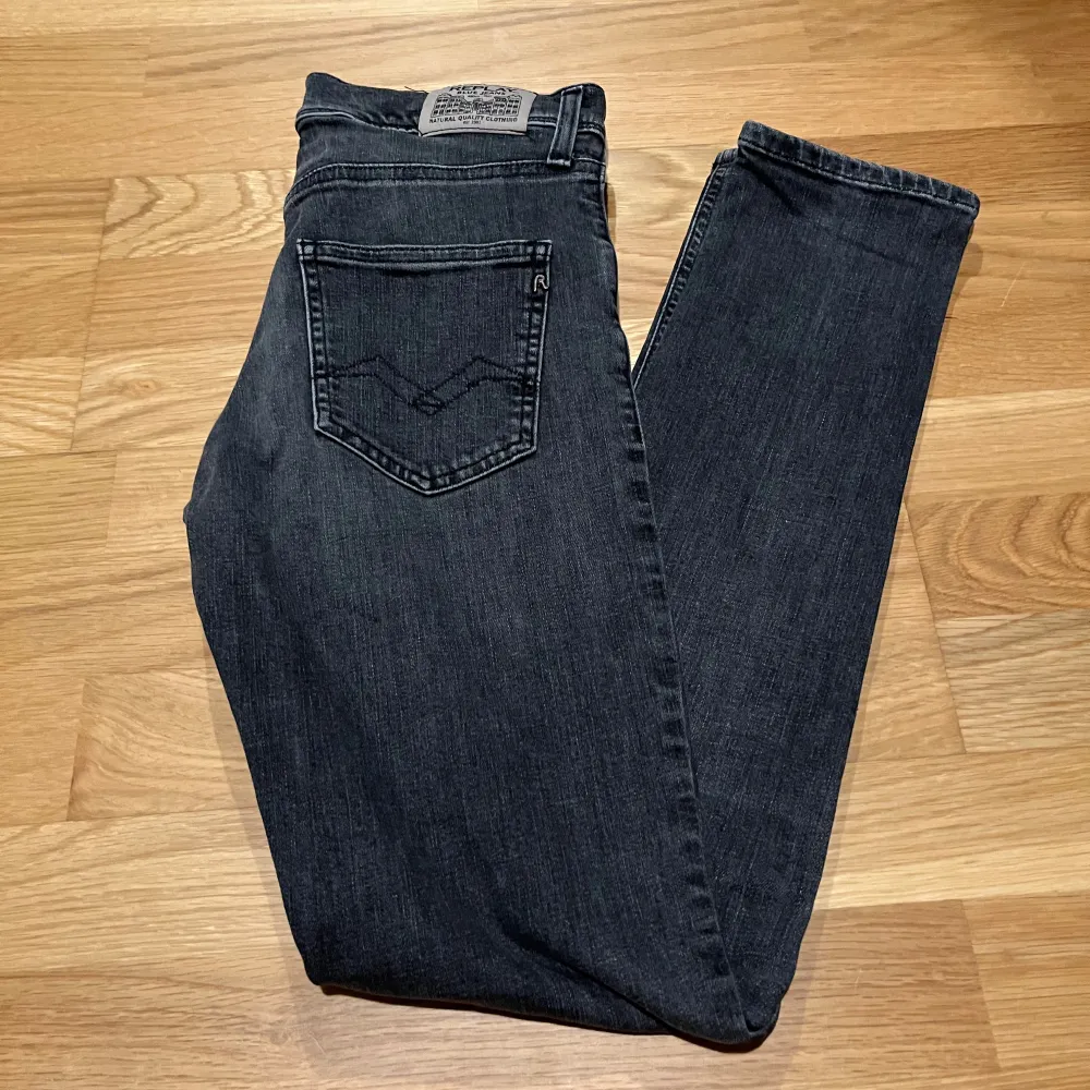 Säljer ett par snygga svarta jeans från Replay i mycket bra skick. Modell Wallys! Färgen är svart och har en snygg tvätt! Storlek 14year/158cm! Hör av er vid intresse!. Jeans & Byxor.