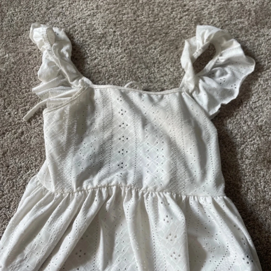 Vit topp  med volangdetaljer - 90