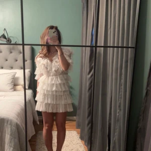 Studentklänning By Malina - Säljer min fina studentklänning från By Malina, i storlek S! Endast använd 1 gång vilket var på studentdagen, på min studentmottagning så den är som ny💗Nypris 2800kr, köpt från deras hemsida, men säljer den för 1500kr😍