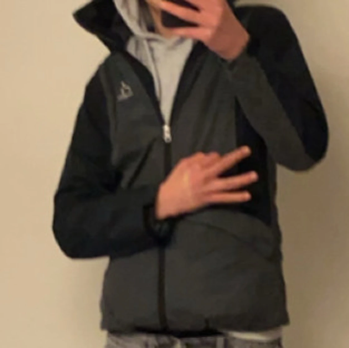 Grå och svart haglöfs - 90