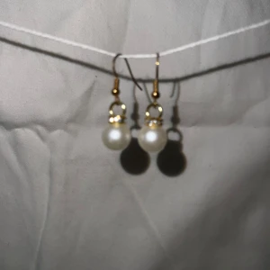 Eleganta pärlörhängen - Finns bara ett par 🫶