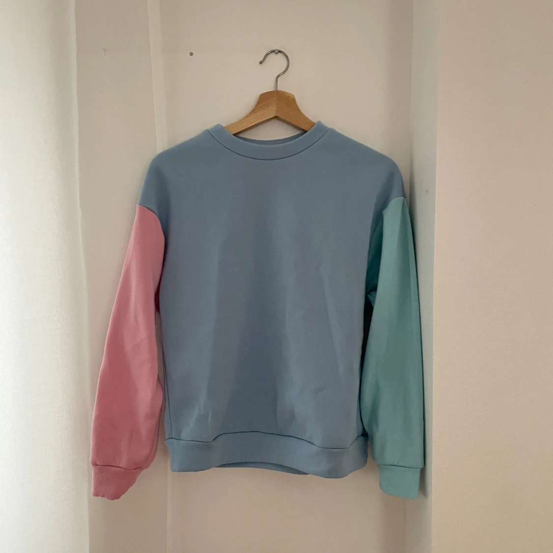 Pastellfärgad sweatshirt