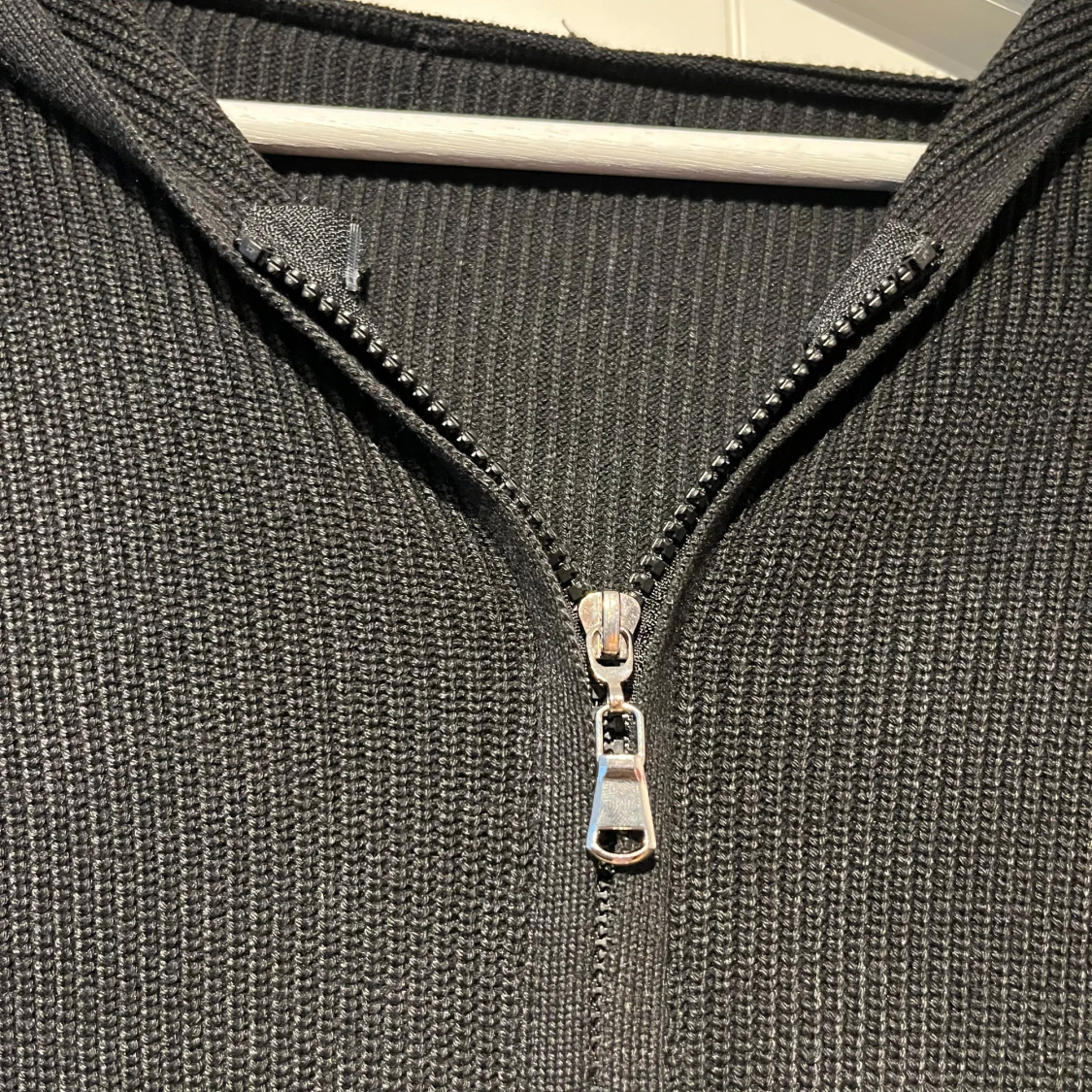 Svart stickad hoodie med dragkedja - 91