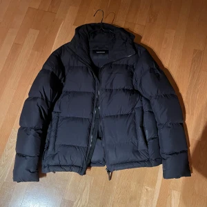 Peak Performance Dunjacka - Säljer nu min svarta Peak Performance Jacka då den inte kommit till mycket användning. Storleken är XL men passar mig utmärkt som vanligtvis bär L. Modellen heter Rivel och nypris ligger runt 4200kr. Det är bara att höra av dig om det skulle vara några frågor! Priset är inte hugget i sten för en smidig affär 