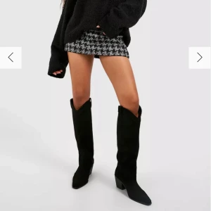 Svarta cowboy boots i mocka - Snygga svarta cowboy boots i mocka med en stilren design. De har en spetsig tå och en stabil klack som ger en cool look. Perfekta för höst och vinter, och funkar lika bra till vardags som till fest. Ett måste för garderoben! Helt oanvända, har inte äns testat dom, men kan inte skicka tillbaka dom då det har gått för långt tid.