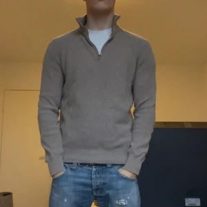 Quarter zip: nypris 599kr - Säljer nu min skitsnygga quarter zip. Perfekt till nu när det börjar bli kallare ute. Skriv vid minsta intresse. MVH Max😁
