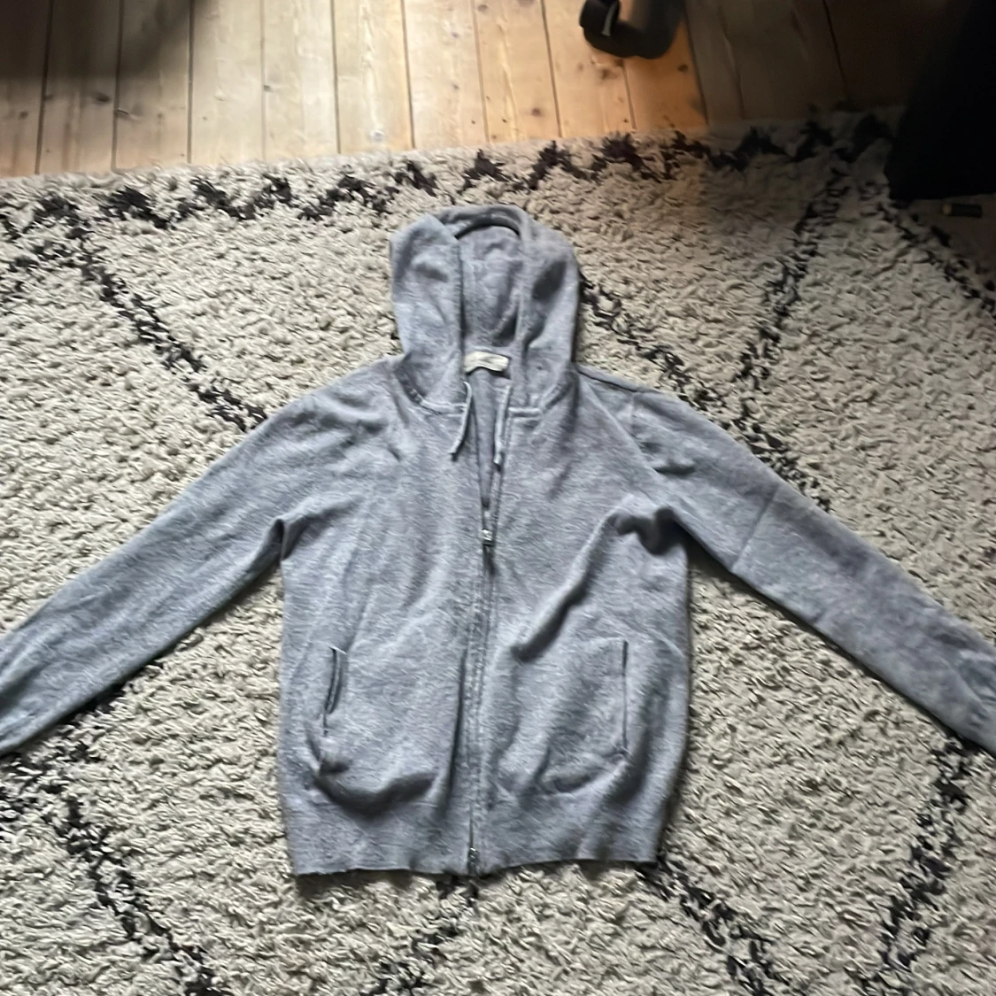 Grå kashmir hoodie från Sayless