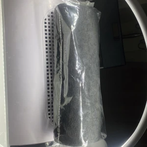 Svart handstöd  - Säljer en stilren svart handsöd helt ny oanvänd perfekt för stöd när man gör naglar.