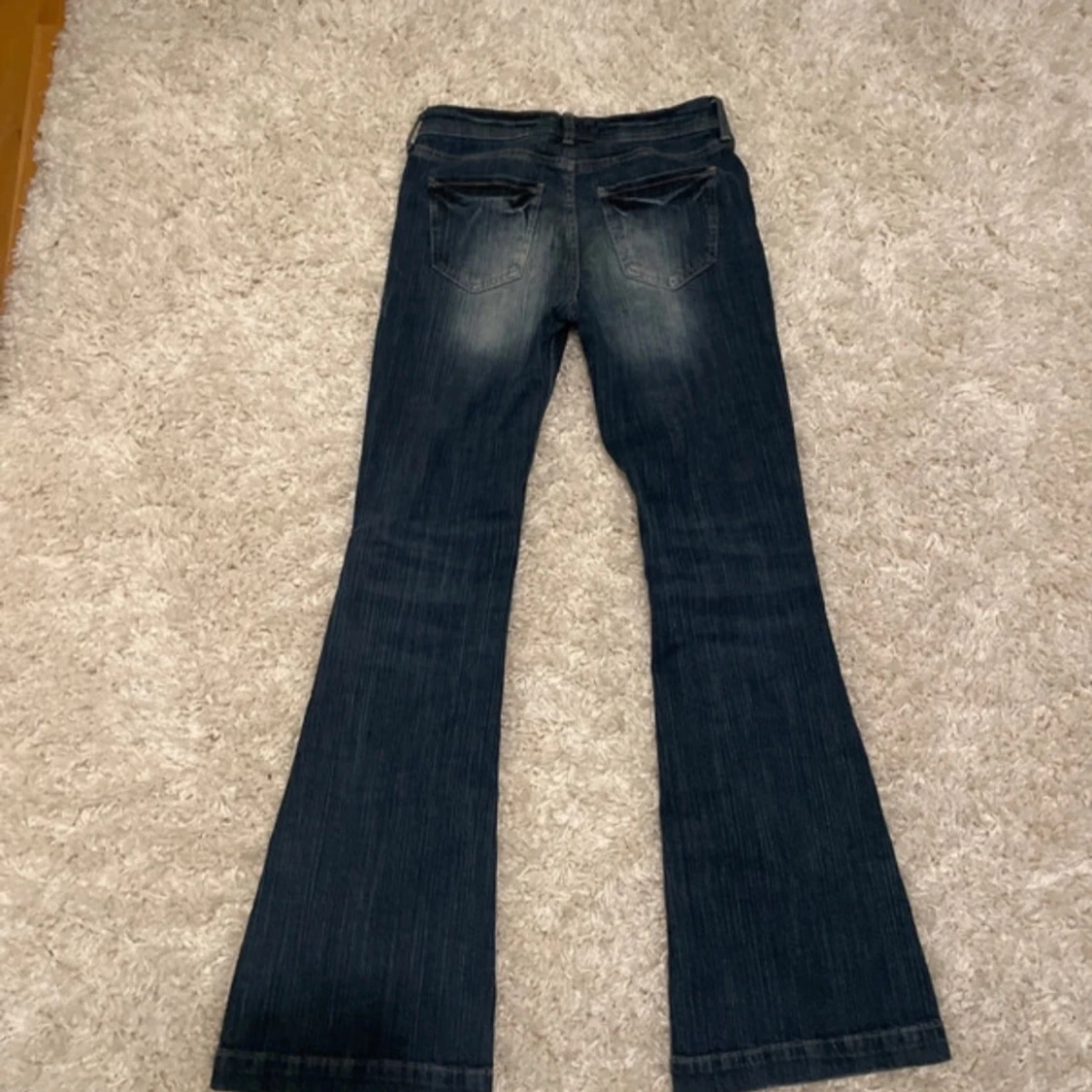 Blå bootcut jeans från h&m - 91
