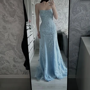 Superfin Balklänning  - Säljer den här superfina ljusblåa balklänningen från Zapaka💞Den är helt oanvänd. Nypris ligger runt 1350kr. Bilderna är mina egna förutom två som är från Zapakas hemsida. Skriv om du har frågor!❤️ Byst: 86 - 89cm. Midjemått: 66 - 69cm. Höftmått: 94 - 97cm. 