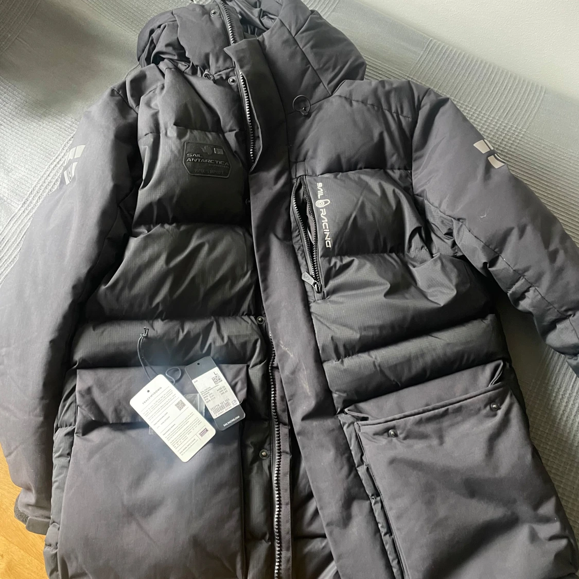 Svart dunjacka från Sail Racing