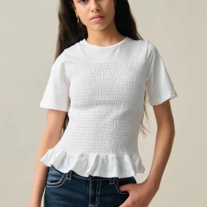 Vit topp med volangdetalj - En söt topp som är väldigt trendig, har knappast använt, från Gina tricot 💓