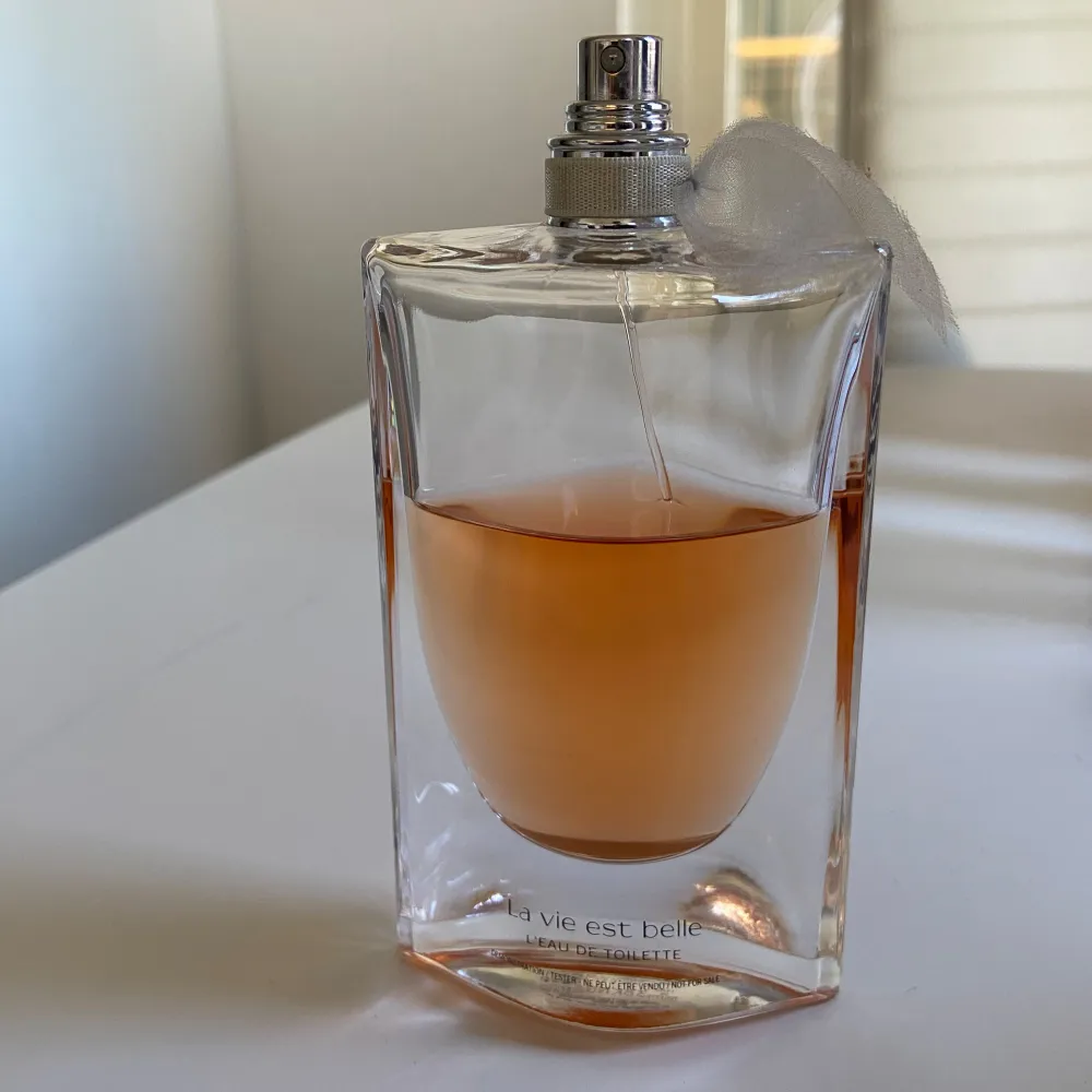 Säljer denna parfym från Lancome - La vie est Belle L’Eau de toilette i 100 ml ursprungligen. Ca 50 % kvar. Korken fattas och det är en testers flaska. Just denna flaska säljs inte längre. Hållbarheten är grym. Testade den återigen igår och jag känner den fortfarande. Otroligt fin doft. . Parfym.