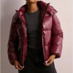 Vinröd pufferjacka - Säljer denna vinröda pufferjacka från Nelly, helt slutsåld på hemsidan!! Använd 1 gång, därav nyskick! ❤️