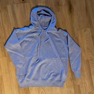Grå Merinoull Hoodie - Tja! Säljer nu min Gråa Merinoull Hoodie som jag köpte men som tyvärr var för liten! Storleken är XS så den passar från dig som är upp till ca 165cm! ✅Den är aldrig använd och är jätteskön! Nyspris ligger på runt 600kr men säljer för mycket lägre då jag inte kunde skicka tillbaks den! Priset är inte hugget i sten så det är bara att höra av sig vid frågor eller funderingar! 🙌🏼