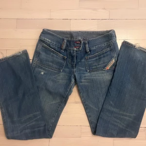 Diesel jeans - Assnygga diesel jeans med rosa sömmar. Lowwaist och bootcut i bra skick!
