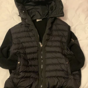 MONCLER cardigan  - Moncler cardigan fick den i födelsedagspresent om ni vill ha mer bilder eller frågor tveka inte på att dma säljer pga för stor samt behöver nya boxning handskar mm moncler taget tar dig till den amerikanska websidan fint skick mer bilder OBS PRIS PRUTBART VID SNABBKÖP!!!!!!