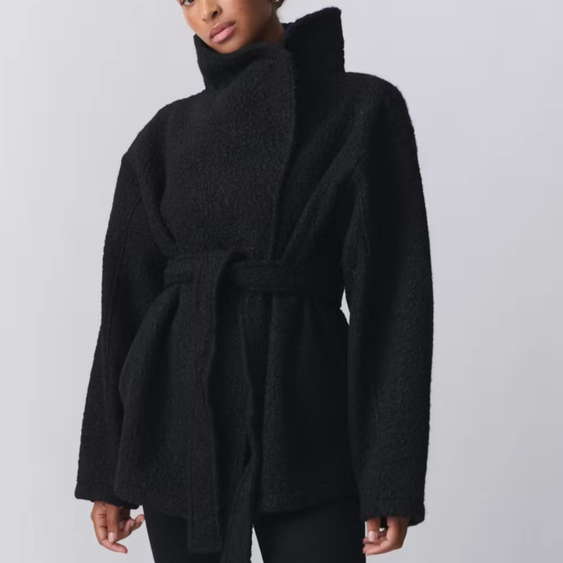 Svart teddyjacka med bälte