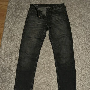 Svarta jeans  - Tja! Säljer mina fina jens i storleken 28W och 32L. Dom är i modellen slim och är i fint skick: 8/10. Säljer dom för att dom inte har kommit till användning. Ifall du har några funderingar är de bara att höra av dig. MVH William. 