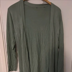 lång kofta  - lång grön kofta, bekvämt material