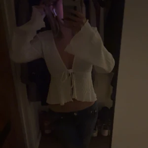 Topp - Denna topp har använts ca 1 gång, helt nyshick storlek S men fungerar som XS. Passar perfekt till fest eller vardag. Skriv för fler frågor eller bilder!!❣️