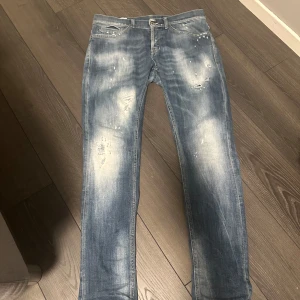 Dondup  - Riktigt feta Dondup jeans med slitningar säljes! Dem är i fint skick använda fåtal gånger hör av dig om du har frågor eller funderingar