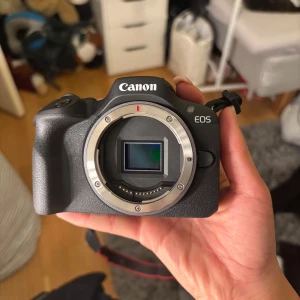 Som ny spegellös Canon r100 - Säljer min Canon r100 ink objektiv, laddare och 4 st batterier. Som ny, använd 1 gång. Osäker på exponeringar men få. Super skick.  Nypris är 6000+ jag säljer för 3000.  Perfekt för film och foto. Jag har använt den till båda två men har nu köpt en ny.  22,3 x 14,9 mm CMOS Cirka 24,1 megapixels Totalt antal pixlar Cirka 25,8 megapixels  