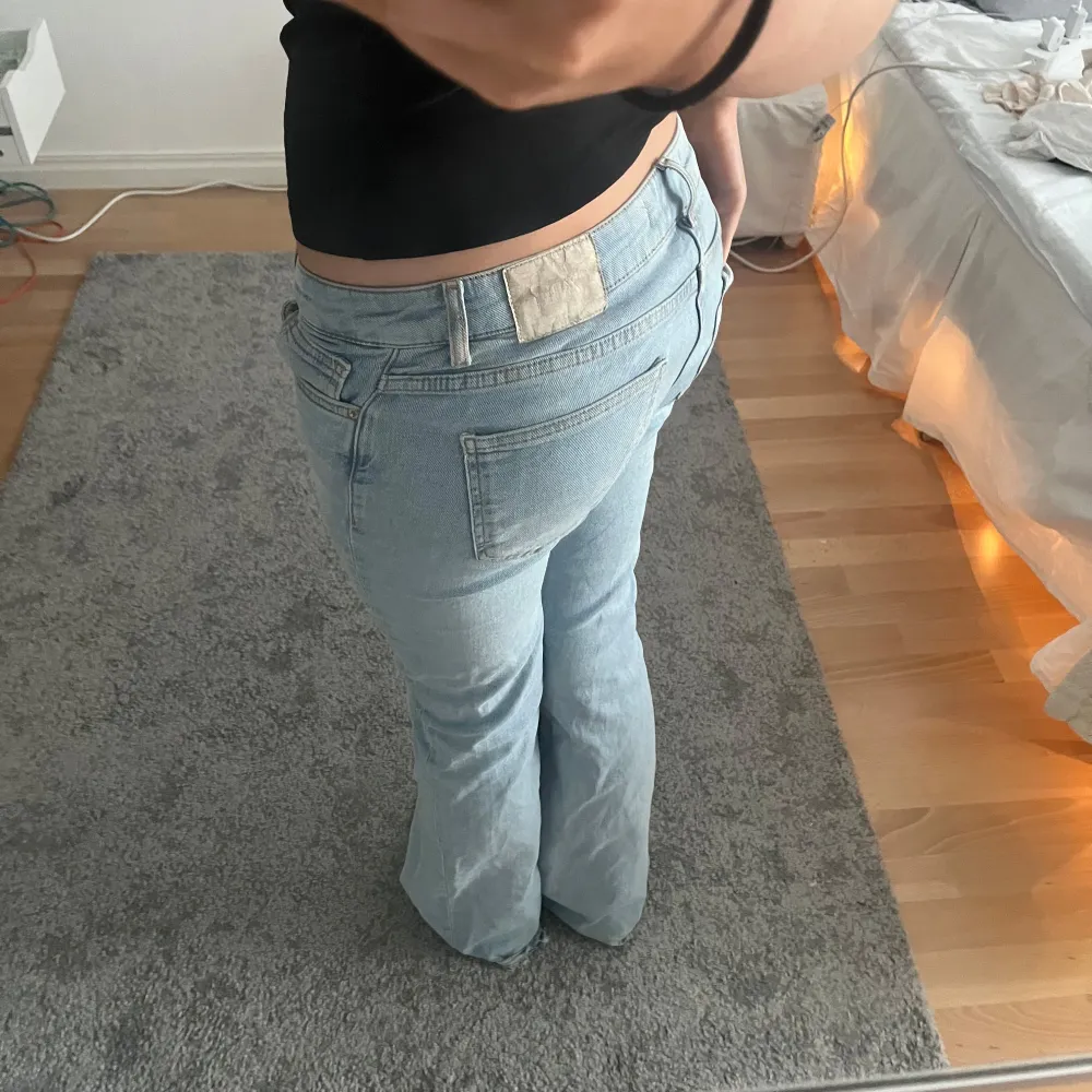 Säljer ett par ljusblå jeans i bra skick. Lite slitna längst ner . Jeans & Byxor.