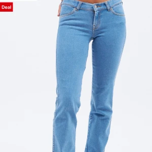 Låg midjade Blå jeans - Säljer ett par klassiska låg midjade blå jeans i bra skick. De har en normal passform och är perfekta för vardagsbruk. Jeansen är tillverkade i ett slitstarkt material och har en snygg, enkel design med knappar och dragkedja. Perfekta för både höst och vår! Nytt pris 699kr