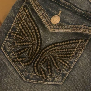 Mönstrade jeans ifrån Gina - Säljer ett par jeans ifrån Gina som har riktigt snygga bakfickor, jeansen är i nytt skick bara att jag har sprättat upp kanten av byxorna där nere❤️