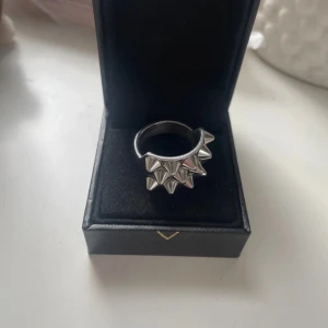 Edblad ring  - Cool ring med nitar från Edblad. Storlek 17,5