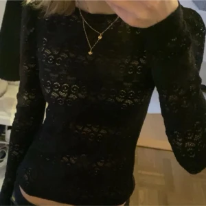 Svart spetsblus - superfin svart spets tröja från holly & whyte. storlek S