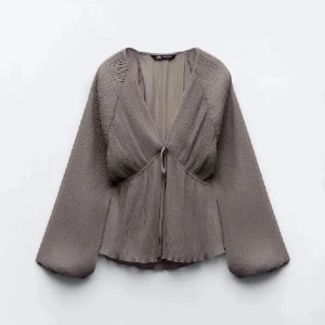 Blus ifrån zara  - En jätte fin blus ifrån zara i nyskick, inga tecken på användning❤️ färgen är svår att beskriva då den ser olika ut i olika ljus, skulle säga grå/brun🤗