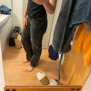 Mörkgrå jeans mid straight Zara, full lenght  - Grå jeans, bra kvalitet , säljer för att de är för små