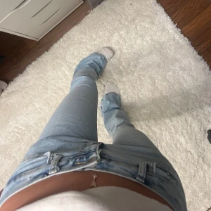 Ljusblå jeans - Säljer ett par ljusblå lågmidjade jeans! jätte fina men kommer tyvärr inte till användning🩷
