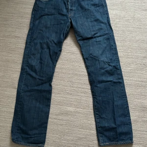 Levi's 501 jeans - Säljer ett par klassiska Levi's 501 jeans i blå denim. W34/L34 de har en straight passform och är i mycket bra skick. Perfekta för både vardag och fest! 