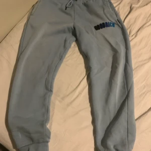 Blå mjukisbyxor från Hoodrich  - Jag säljer mina Hoodrich mjukis byxor dom är bra kvalite och är skjöna. Det ända är att de är en fläk som inte går bor men jag är inte något tvätt proffs. Har använt dom lite under föra vinter 