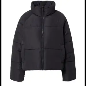 Svart puffer jacket ifrån Monki som är köpt för några år sedan! Använd mycket men i bra skick! Inga defekter. Säljer då jag köpt en annan💞 Storlek Xs, passar både XS & S (jag har S i vanliga fall). Den är varm och har funkat genom vintern🥰