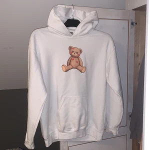 Hoodie fashionbear - Vit hoodie från märket fashionbear🤍 Nypris 800 