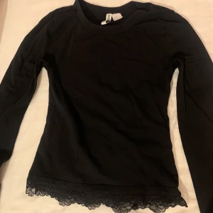 fin långarmad med spets - det är en size S och har jättefina spets där nere