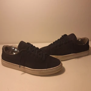 Sneaky Steve - Sneaky Steve | Skick 8,5/10 ✅️ | Mocka | Marinblå 🔵 | Storlek - 42 | Pris - 149kr | Köpta för 1500 kr på Sneaky Steves hemsida så givetvis äkta ✅️ | Ingen box tillkommer ❌️ |  Hör av dig vid minsta lilla fundering!