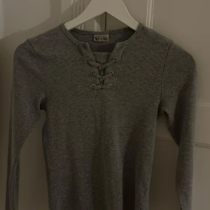Grå tröja - Säljer denna jättefina gråa tröjan, endast använd en gång. Storlek 158-164, skulle nog säga storlek XS ungefär.