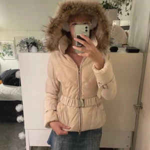 2000s vinterjacka  - Jättesnygg figursydd vinterjacka, köpt på sellpy 🧡aldrig använd! Avtagbar luva och päls :)  Pris kan diskuteras!