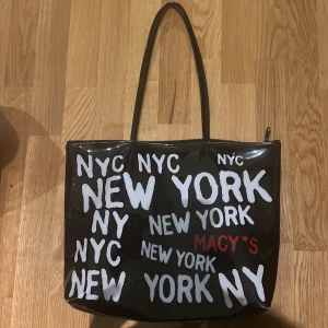 Handväska - Handväska med newyork tryck all over, glansig och i väldigt gott skick, syns knappt att den är använd. 