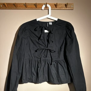 Svart blus - Jätte fin blus från hm💕bra skick 
