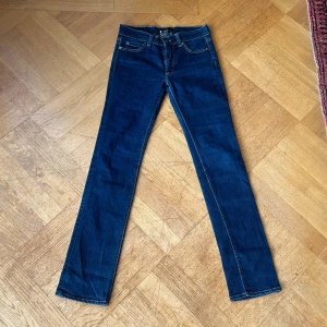 Acne Jeans - w28/l32 passar mindre i både midja o längd kanske 26/31, lite elastiska. För små för mig, är 179. Indigotvätt