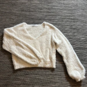 Fluffig topp - Croppad fluffig topp som är väldigt mysig☺️