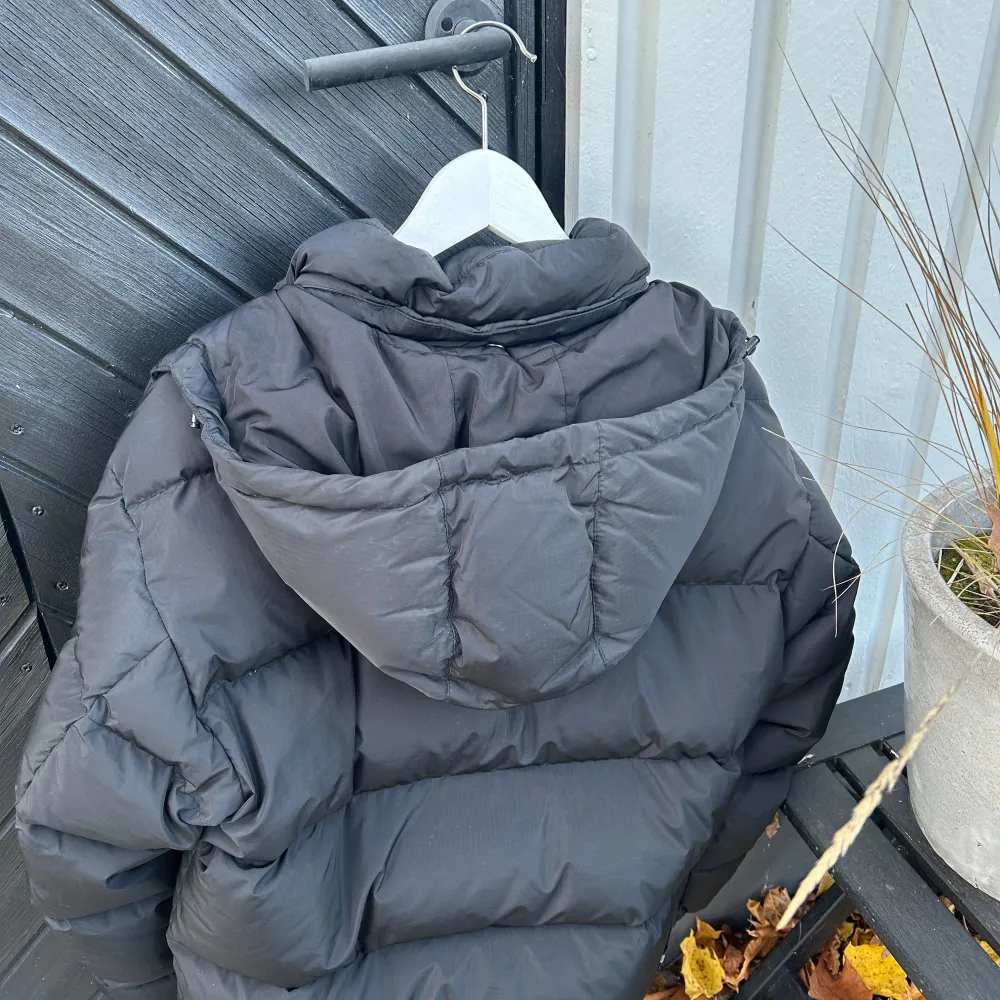 Säljer nu denna as feta och varma puffer jackan från Tommy hilfiger i modellen ”the alaska puffer”, perfekt nu till vintern!  Som ni ser på sista bilden ligger ny priset på 2895:- men jag säljer för endast 1990:- grymt skick, knappt använd:) . Jackor.