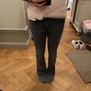 Gråa Jeans - Säljer jättefina normal/låg midjade gråa  jeans, de är i nytt skick förutom lappen i sidan som är lite sliten.🥰