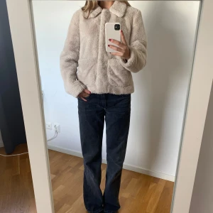 Fuskpälsjacka från H&m - Säljer denna fuskpälsjackan från H&m då den är för liten. Knappt använd och i fint skick. Lite ljusrosa i färgen. Storlek S från H&m divided